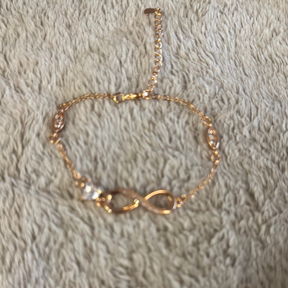 Cosie Lily Elegant Gold Infinity Bracelet